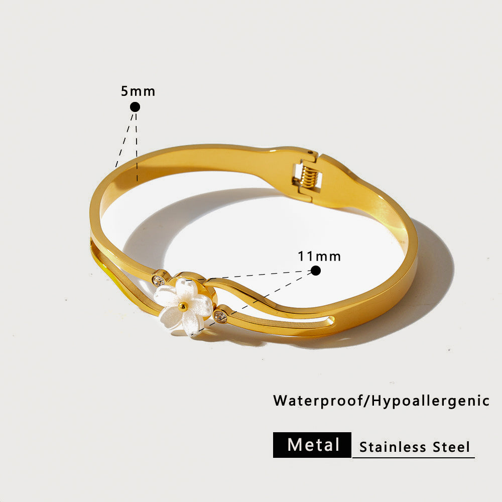 Sakura Dorada™ — Brazalete Botánico en Oro 18K