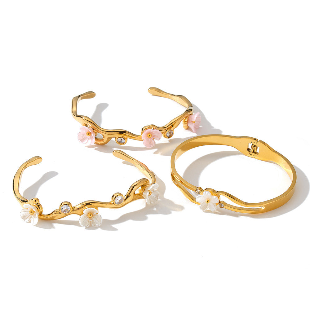 Sakura Dorada™ — Brazalete Botánico en Oro 18K