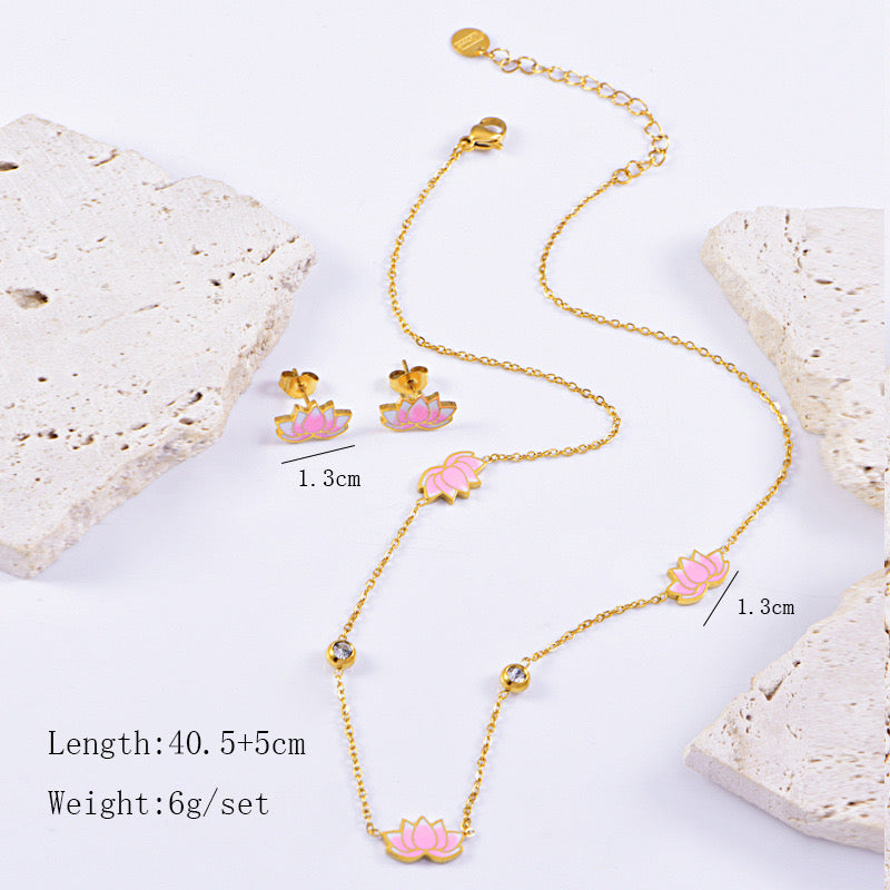 Flor de Serenidad™ — Conjunto de Joyería Floral Inspirada en Loto | Collar, Pulsera y Pantallas Doradas