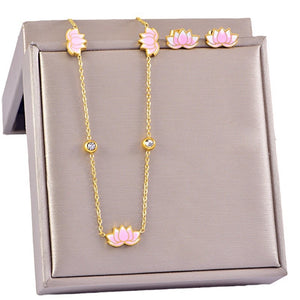 Flor de Serenidad™ — Conjunto de Joyería Floral Inspirada en Loto | Collar, Pulsera y Pantallas Doradas