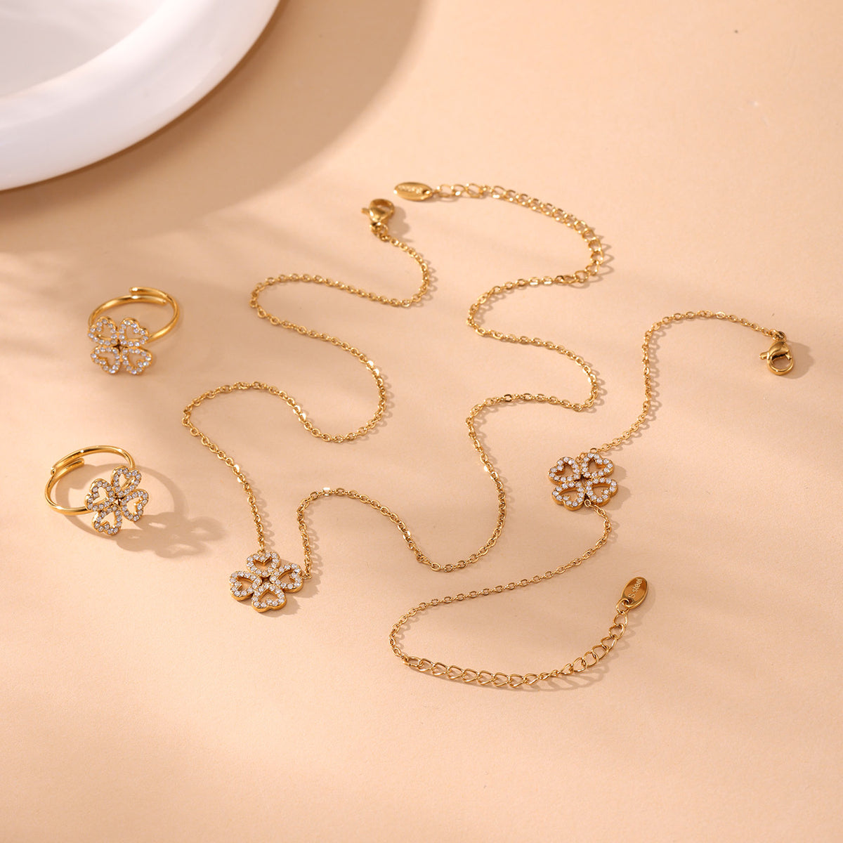 Gardenia Dorada™ — Conjunto de Joyería Floral Bañada en Oro | Collar, Pulsera y Anillo Ajustable Stainless Steel