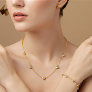 Corazon Brillante™ — Conjunto de Joyería con Corazones Dorados y Circonias Lilas | Collar, Pulsera y Pantallas Stainless Steel