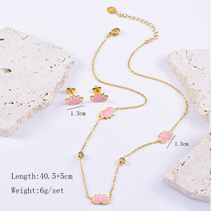 Flor de Serenidad™ — Conjunto de Joyería Floral Inspirada en Loto | Collar, Pulsera y Pantallas Doradas