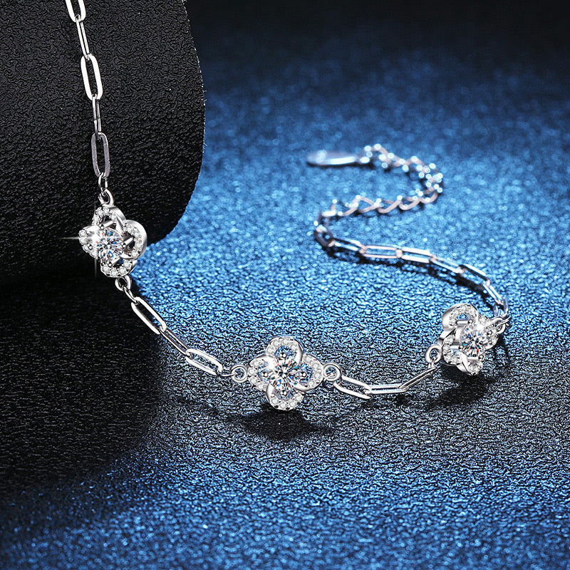 Destello de Lujo™ — Pulsera de Plata Esterlina S925 con Trébol y Moissanita | Brazalete de Lujo para Mujer
