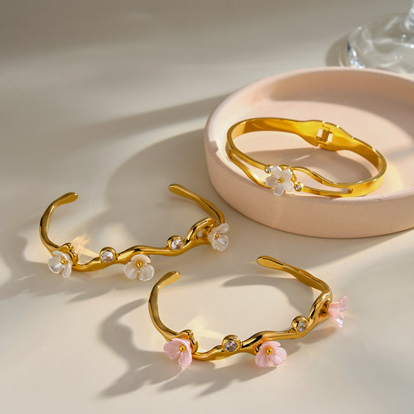 Sakura Dorada™ — Brazalete Botánico en Oro 18K