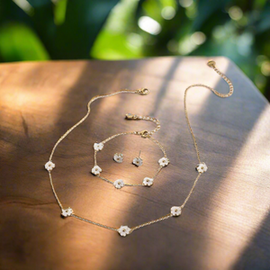 Dulce Flor™ — Conjunto de Joyería Floral Esmaltada en Oro 18K | Collar, Pulsera y Pantallas Stainless Steel