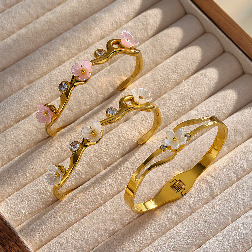 Sakura Dorada™ — Brazalete Botánico en Oro 18K