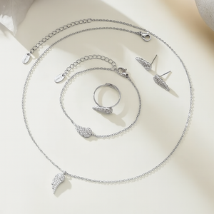 Silver Angelic™ — Conjunto de Joyería Plateada con Circonias Brillantes | Collar, Pulsera, Pantallas y Anillo Stainless Steel