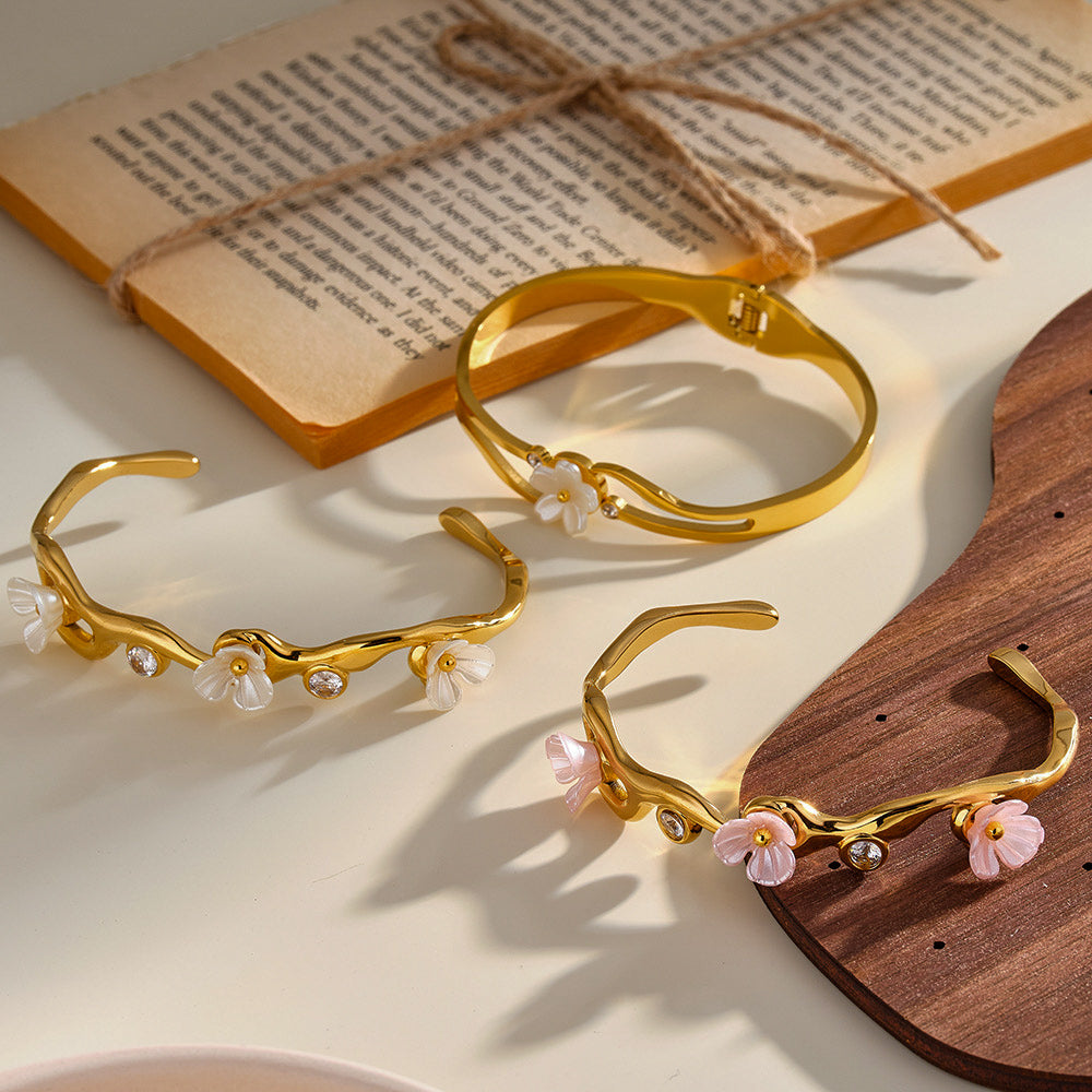 Sakura Dorada™ — Brazalete Botánico en Oro 18K
