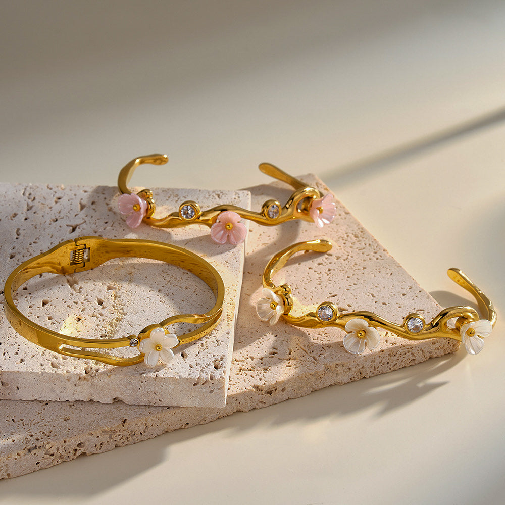 Sakura Dorada™ — Brazalete Botánico en Oro 18K