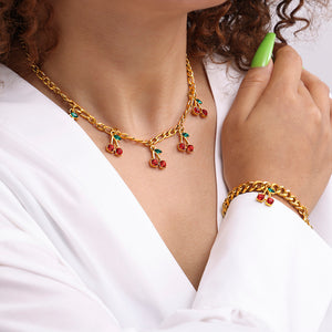 Cherry Gold™ — Conjunto de Joyería con Cerezas Esmaltadas en Oro | Collar y Pulsera Stainless Steel