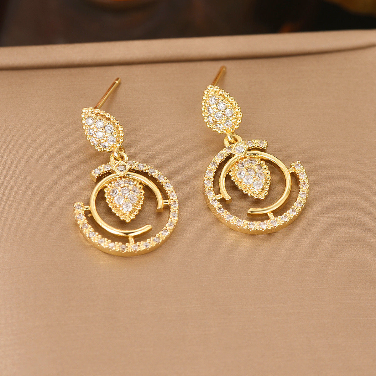 Glamour Dorado™ — Conjunto de Joyería Dorada con Circonias | Collar, Pantallas y Anillo Stainless Steel