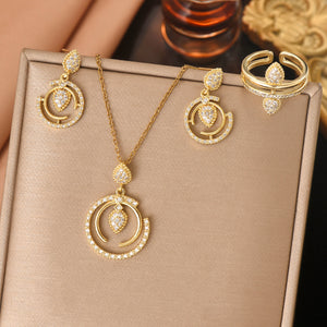 Glamour Dorado™ — Conjunto de Joyería Dorada con Circonias | Collar, Pantallas y Anillo Stainless Steel