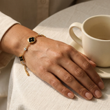 Trébol Estelar Set negro — pulsera puesta