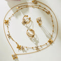 Aurelia Bloom™ — Conjunto de Joyería con Flores y Mariposas en Piedras Brillantes | Collar, Pantallas y Anillo Dorado