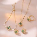 Flor Esmeralda™ — Conjunto de Joyería Floral Dorada con Detalles Verdes | Collar, Pulsera, Pantallas y Anillo Titanio